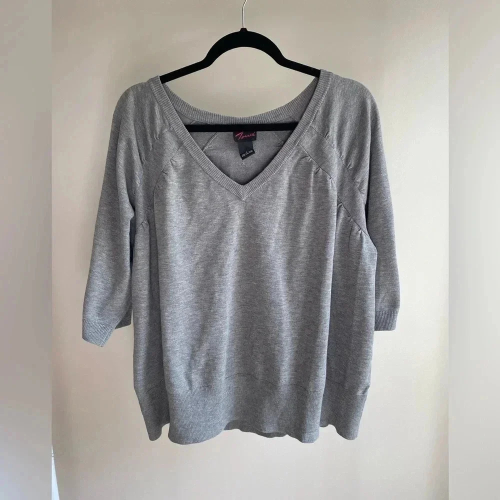 Torrid v neck sweatshirt size 4